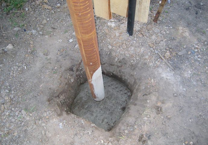 Процесс бетонирования столбов может занимать несколько дней