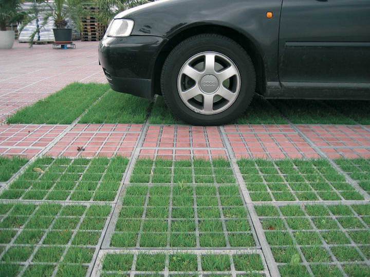 Использование газонной решётки на парковке позволяет ликвидировать переувлажнение территории