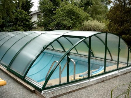 Павильоны для бассейнов представляют собой достаточно легкие и прозрачные конструкции, которые служат для защиты бассейна и его наполнения