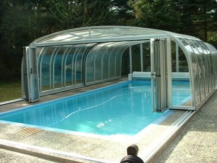 Подобная конструкция преломляет ультрафиолетовые лучи, защищает воду и сам бассейн от атмосферных воздействий