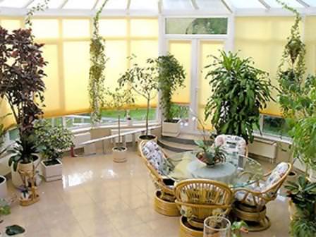 Система теплого пола вдоль стен она будет противостоять обледенению стеклянной или поликарбонатной крыши сада